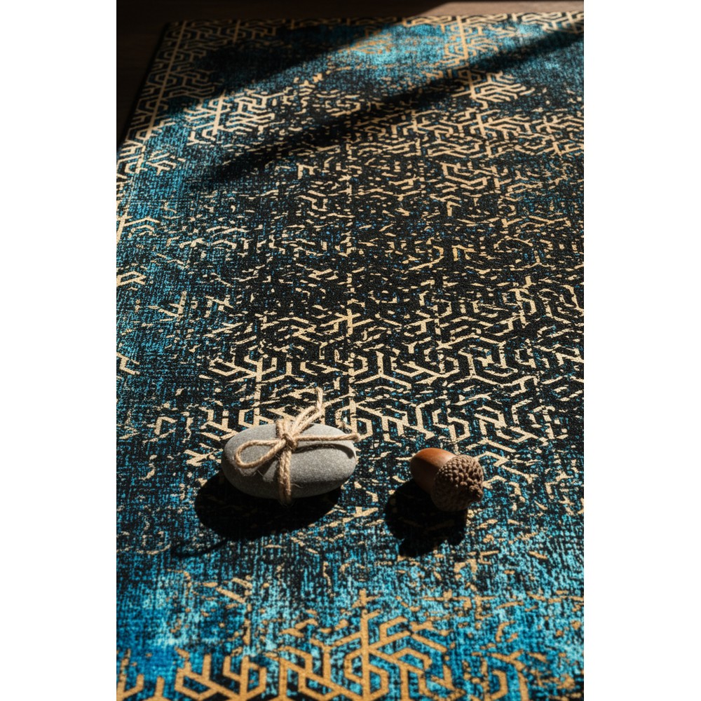 Vezura 10331 Bambu Halı: Lacivert ve Altın Tonlarında Modern Lüks, kenar ve overlok detayı